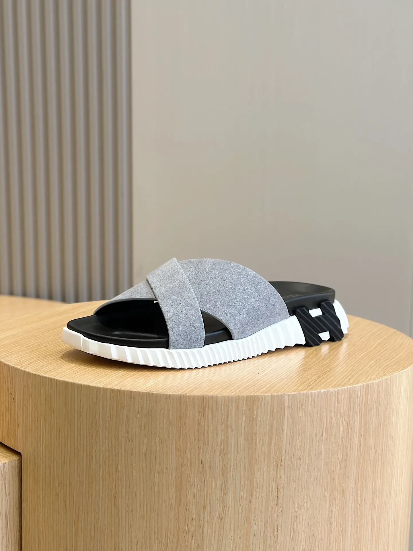 [HERMÈS] Top men's shoes 💰: 340💰 Size: 39-44 (38.45 46 custom-made) Herme*H Home Hermès Men's Sandals and Slippers - Original Replica Purchase the original version and make it one to one, the outsole is privately modeled, and the outsole color corresponding to each color is the same as the original version. Come to those who know the stuff 💪 The ultra-light soles are designed in contrasting colors, and they feel so comfortable on your feet! Calfskin, cowhide feet, private mold outsole.